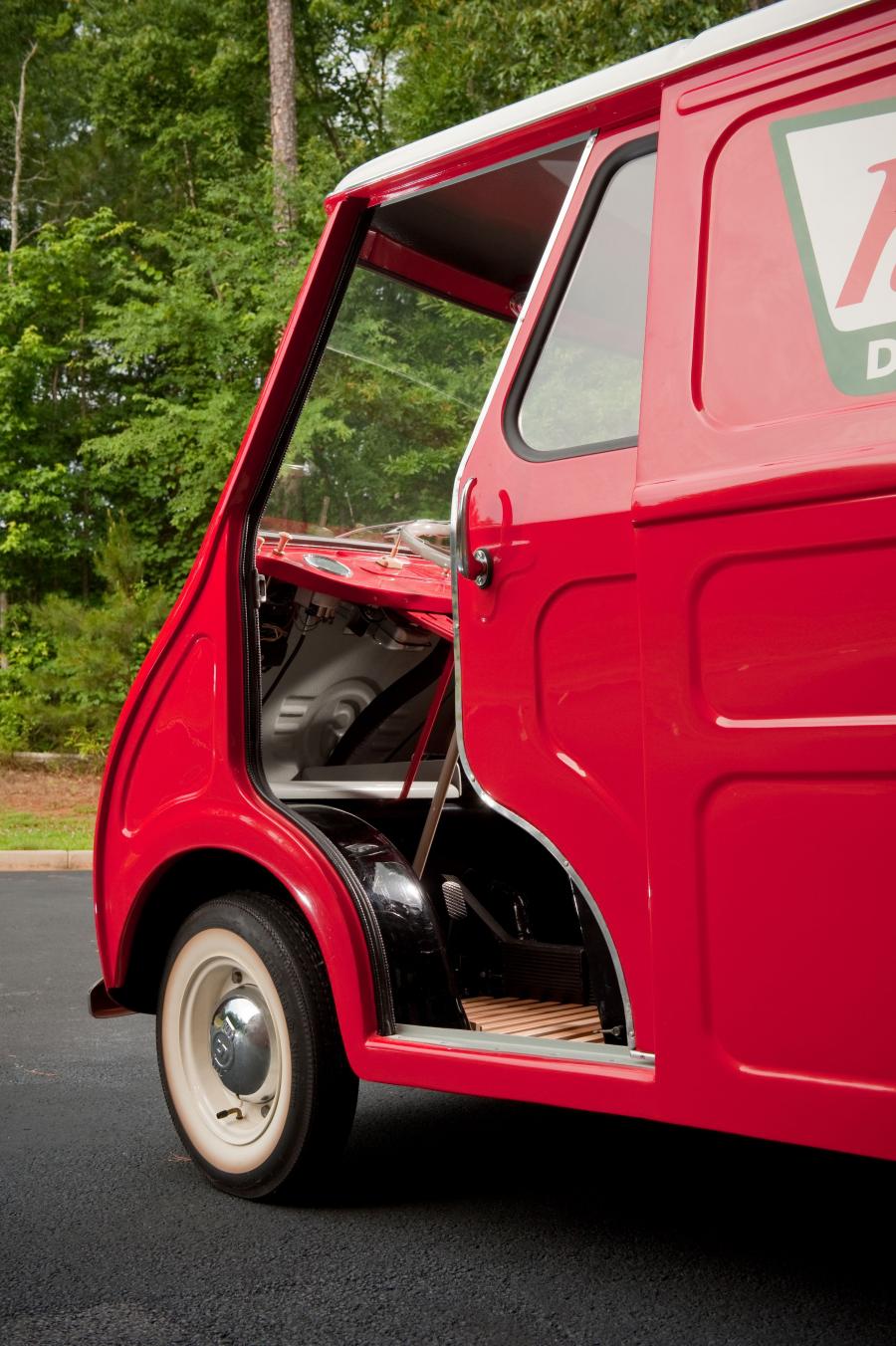 Детали экстерьера Goggomobil TL 250/400 Transporter Van 1956 года  (фото 19 из 24)